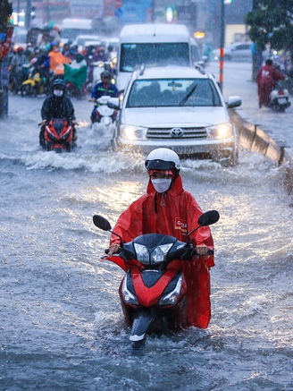 Ám ảnh mùa mưa ở TP.HCM: Những con đường mưa là ngập năm này qua năm khác