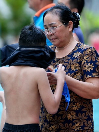 Bà dắt 2 cháu từ Nam Định vào TP.HCM học bơi, bất ngờ khi gặp Ánh Viên