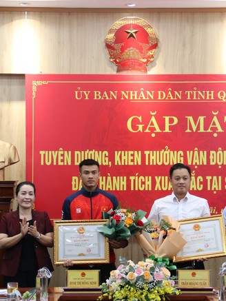 Quảng Ngãi trao thưởng cho võ sĩ Đinh Văn Bí giành vàng SEA Games 32