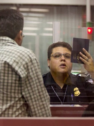 An ninh sân bay thấy gì khi quét hộ chiếu của người xuất nhập cảnh?