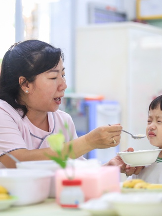 Giáo viên mầm non lớn tuổi quần quật cả ngày: Chăm trẻ, lau dọn, múa hát...