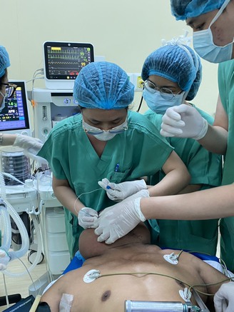 Phẫu thuật lấy 4 kg mỡ u cục trên cơ thể người mắc bệnh Madelung
