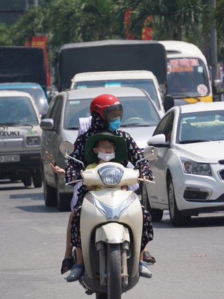 Nguy hiểm gì khi đi học giữa trời nắng nóng như thiêu đốt?