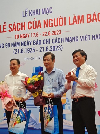 Sôi nổi ngày khai mạc 'Tuần lễ Sách của người làm báo' tại Đường Sách TP.HCM