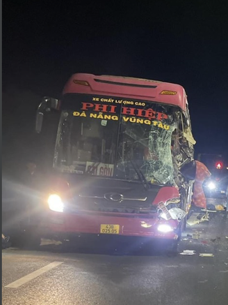 Phú Yên: 2 xe khách tông trong đêm, 2 người tử vong, nhiều người bị thương
