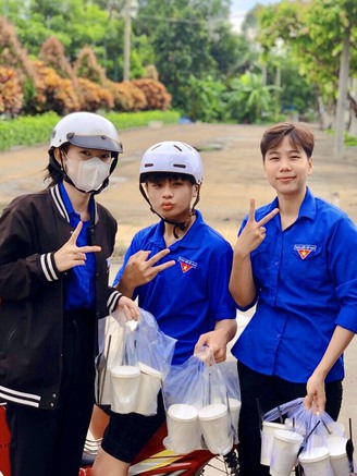 Quầy cà phê gây quỹ giúp đỡ học sinh nghèo