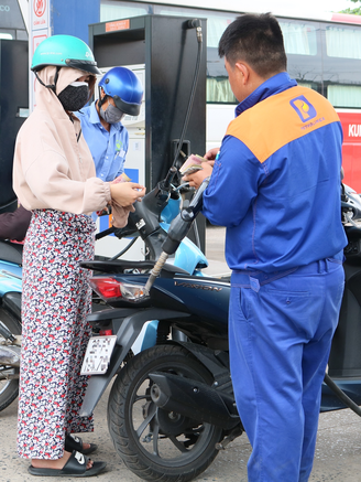 'Bấm bụng' để thích ứng với xăng, điện, học phí và cơm bụi... tăng giá