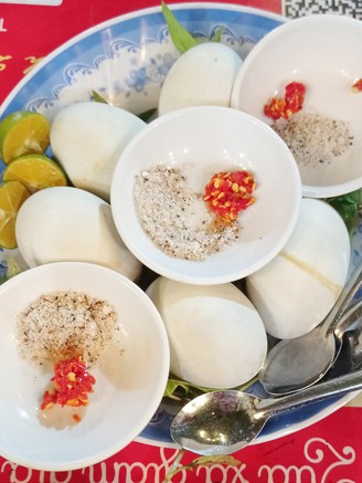 Có phải ăn trứng vịt lộn là hết xui?