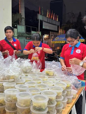 Học sinh nấu 200 phần ăn tối tặng cho người khó khăn