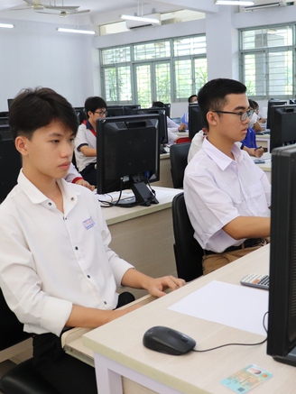 Gần 400 học sinh tham gia tranh tài về tin học