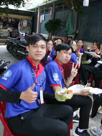 Bữa ăn trưa chớp nhoáng trên vỉa hè