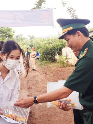 Biên phòng Quảng Trị tiếp sức cho thí sinh vùng cao thi tốt nghiệp THPT