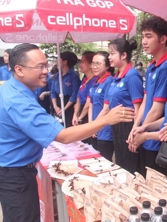 Bí thư Tỉnh đoàn Đồng Nai thăm hỏi, tặng quà tình nguyện viên tiếp sức mùa thi