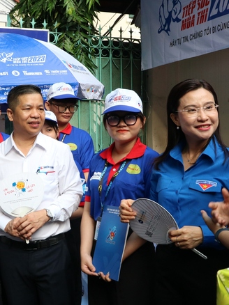 Bí thư T.Ư Đoàn Nguyễn Phạm Duy Trang thăm sinh viên tình nguyện Tiếp sức mùa thi
