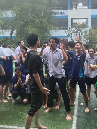 Học sinh múa hát tưng bừng dưới mưa sau kỳ thi
