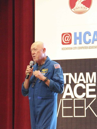 Hơn 1.100 học sinh giao lưu cùng cựu phi hành gia NASA