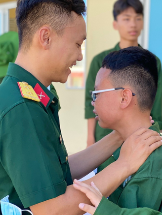 Học sinh bịn rịn chia tay với chú bộ đội