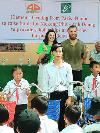 Khách Tây đạp xe 17.000 km tới Việt Nam tặng xe đạp cho trẻ em nghèo