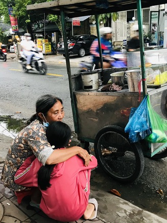 Thương cháu gái một mình, người bà bán bánh dừa miền Tây ngày ngày dắt theo cùng