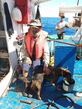 Người đàn ông cùng chú chó được giải cứu sau 3 tháng lênh đênh trên biển