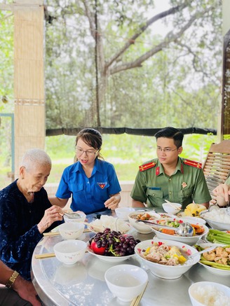 Tuổi trẻ Bình Phước tổ chức 'Bữa cơm gia đình - ấm tình lòng Mẹ'