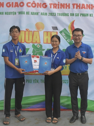Bí thư T.Ư Đoàn Nguyễn Tường Lâm thăm sinh viên tình nguyện tại Phú Yên