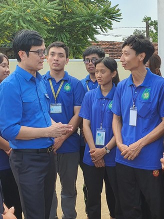 Anh Bùi Quang Huy thăm sinh viên tình nguyện hè tại Gia Lai