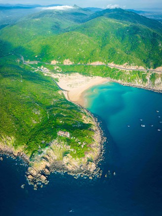 Độc đáo bờ biển mang dáng hình 'Việt Nam thu nhỏ'