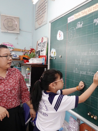 Có mấy loại hình dạy tiếng Anh trong trường tiểu học TP.HCM, mức thu thế nào?