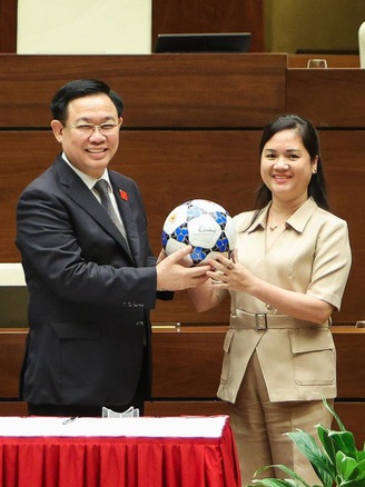 Chủ tịch Quốc hội phát động giải bóng đá dành cho công nhân Việt Nam