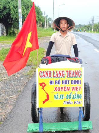 Chàng trai đi bộ hút đinh xuyên Việt, vá xe, đổ xăng miễn phí cho người dân