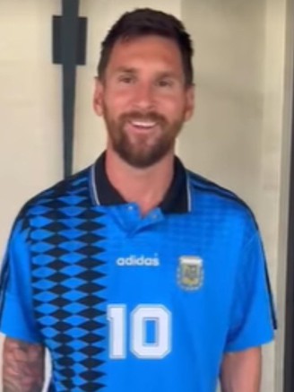 Messi gây sốt khi mặc áo của Maradona từng thi đấu World Cup 1994 tại Mỹ