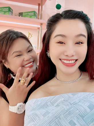 Diễn viên Ngọc Hoa nhận quà cưới muộn của MC nổi tiếng miền Tây