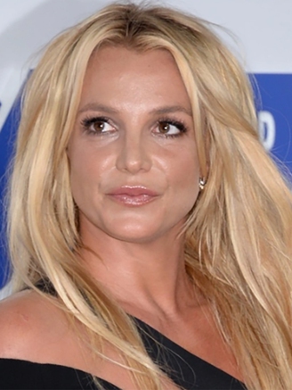 Britney Spears bị... tát khi chụp ảnh với sao bóng rổ NBA Victor Wembanyama