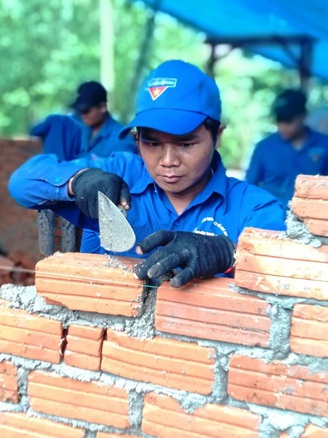 Theo bước chân tình nguyện: 'Biệt đội' thợ xây miền biên viễn