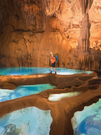 Thích thú khám phá hang động có làn nước trong xanh, cảnh vật tựa tiên cảnh