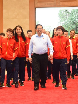 Thủ tướng chúc mừng các cô gái kim cương chơi với tinh thần Việt Nam tại World Cup