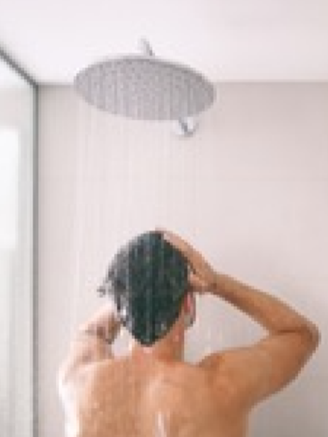 Nguy cơ mắc bệnh về hô hấp, tim mạch khi tắm khuya