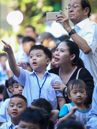 Sáng nay học sinh lớp 1 toàn TP.HCM tựu trường