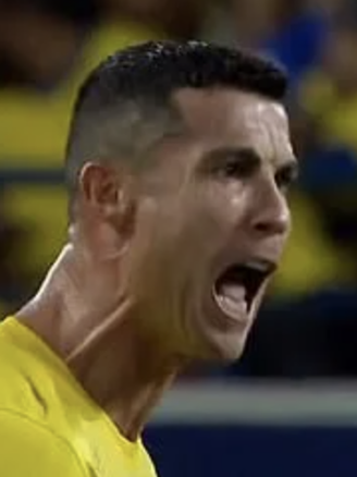Cristiano Ronaldo bị chỉ trích vì hét vào mặt trọng tài, đẩy CĐV