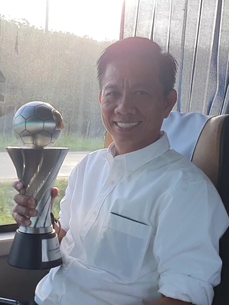 HLV Hoàng Anh Tuấn nâng niu cúp vô địch, U.23 Việt Nam lên đường trở về nhà