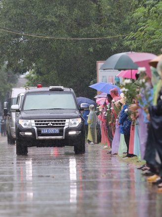 Dân làng đội mưa đón linh cữu liệt sĩ CSGT hy sinh do sạt lở đèo Bảo Lộc