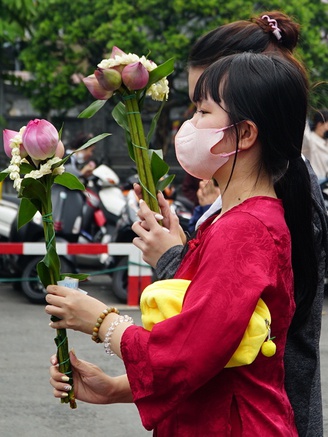 Lễ Vu Lan: Đến chùa cầu mong bình an, hạnh phúc cho cha mẹ đang ở quê