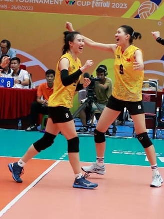 Bóng chuyền nữ Việt Nam thắng dễ Uzbekistan ở giải vô địch châu Á