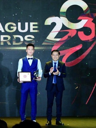 Tiền vệ Hoàng Đức xuất sắc nhất V-League 2023, HLV ngoại của đội Hà Nội được vinh danh