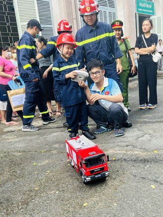 Cậu bé 8 tuổi mắc ung thư hạnh phúc khi được làm 'lính cứu hỏa'