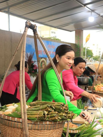 Thưởng thức đa dạng bánh dân gian, trái cây… tại Lễ hội sông nước TP.HCM