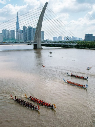 Tưng bừng giải đua thuyền truyền thống lần đầu tổ chức trên sông Sài Gòn