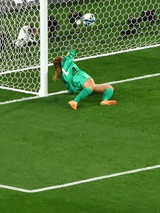 Đội Mỹ bị đánh bật khỏi World Cup nữ 2023 vì bóng qua vạch vôi… 1 mm