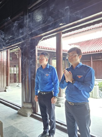 Anh Bùi Quang Huy dự Lễ giỗ Côn Đảo cùng các cựu tù chính trị